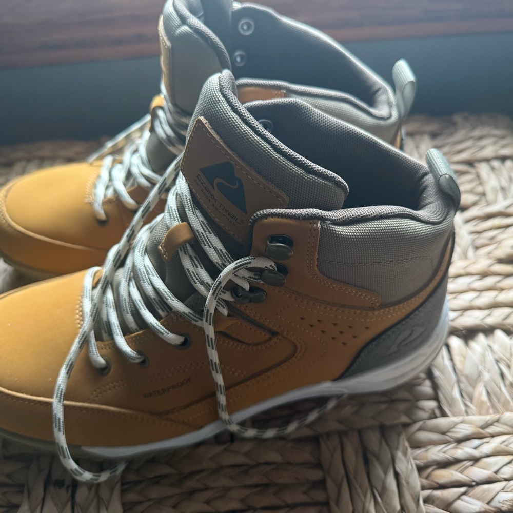 Ozark trail men’s hiking boots - Picture 2 of 8